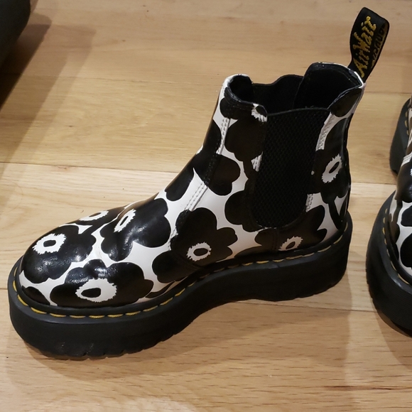 Floral handpainted Dr Martens boots - Picture 4 of 12